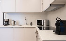 Newly Renovated 2 Bedroom Apartment, 5Min To Metro